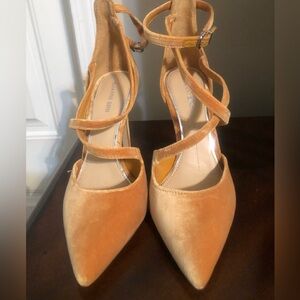NWOT Gianni Bini heels Gold Velvet Size 8